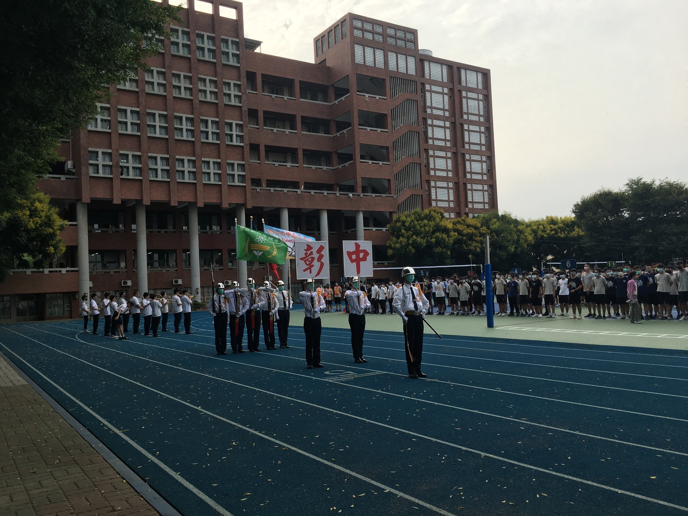 111-1學期學生服務志工隊朝會值勤圖片