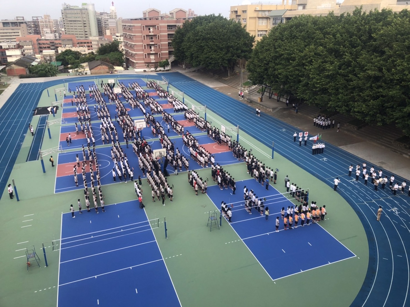 111-1學期學生服務志工隊朝會值勤圖片