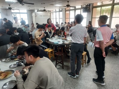 LINE_ALBUM_113.2.23宿舍餐廳慶生_240223_6