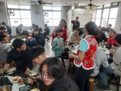 LINE_ALBUM_113.2.23宿舍餐廳慶生_240223_4