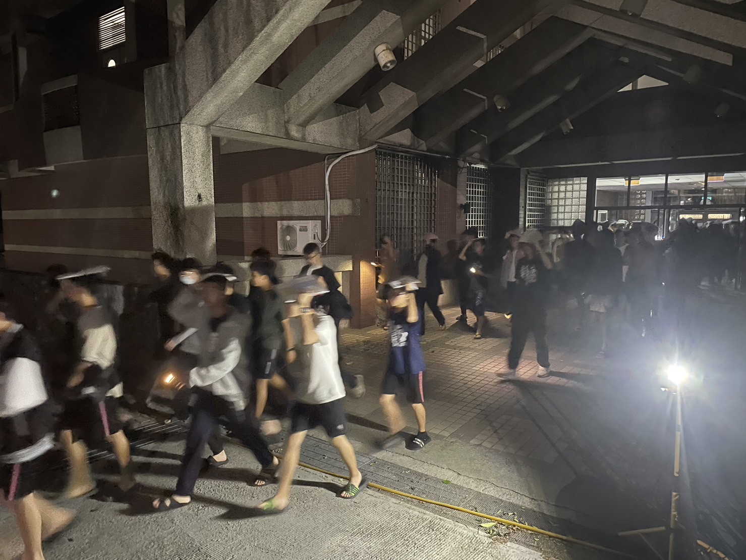 學生迅速疏散至操場